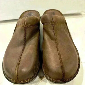 NWOT - Born Women;s Brown Leather Hand Crafted Slip on Mules Clogs Shoes Size 9